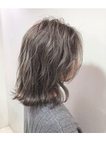 ジーナ 博多(Zina)&nbsp;ペールカラーホワイトアッシュエアリーミディウルフボブ