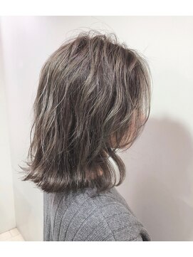 ジーナ 博多(Zina) ペールカラーホワイトアッシュエアリーミディウルフボブ