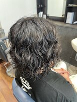 ヘアーワークス ボナ(HAIR WORKS bona.) メンズカット ミディアムロングの黒髪スパイラルパーマ 