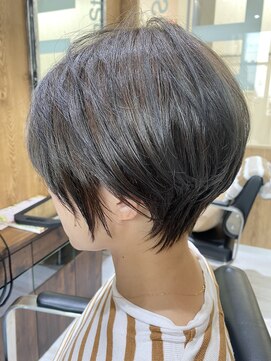 イー(E) ショートボブ
