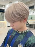 渋谷メンズブリーチカラーミルクティーベージュセンターパート