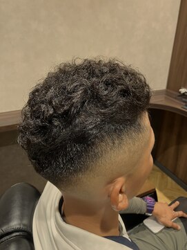 ヘアーサロン サトウ スキンフェードにアイロンパーマ