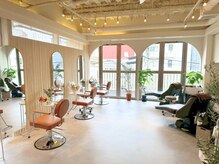 リメバイナチュラル(Rime by Natural)の雰囲気(観葉植物とゴールドがアクセントの優しい店内空間♪)