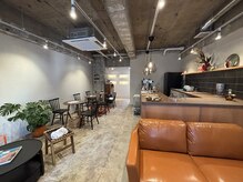 コッコ 大塚(kokko)の雰囲気（入り口にはカフェ、奥に隠れ家的な美容室が広がります。）