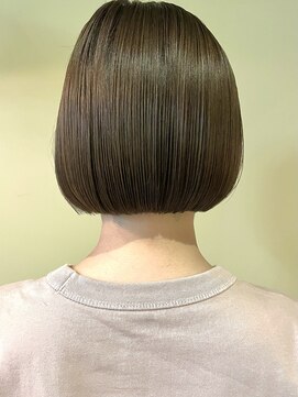 シリ アンド ブラント(siri and brunt) ぱつっとミニボブ×ブルージュカラー