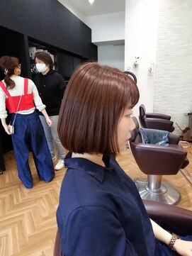 オラ ボーテ(Aura Beaute) ベージュ系カラーのシンプルボブ