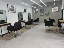 オーブ ヘアー ジン 松阪店(AUBE HAIR jin)の雰囲気（開放感のある明るい店内で、くつろぎの時間をお過ごしください。）