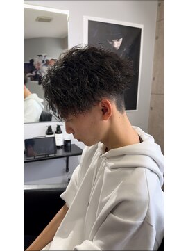 エルエーゴールドクラブ(LA GOLDCLUB) センターパート ツイスパ ツイストスパイラル 刈り上げカット