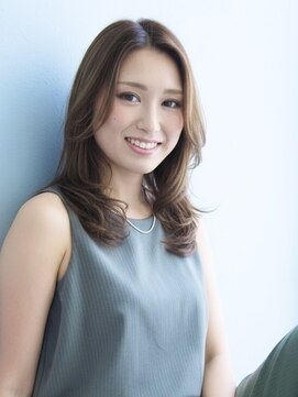 軽やかレイヤーの大人ロングパーマ