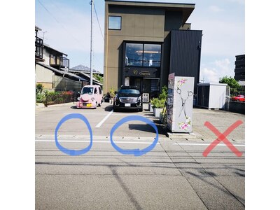 店舗前、2ヶ所青く丸◯しているところがお店の駐車場となります