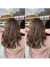 ベージュベースのハイライト。幅広いメイクに合わせやすく、柔らかい雰囲気になる♪