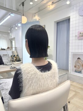 シロコウベ(shiro.kobe) 外ハネ切りっぱなしボブ◎