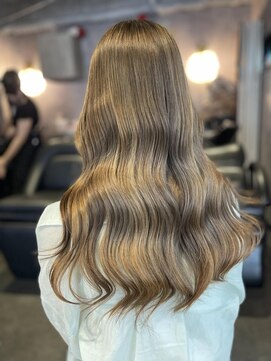 エルバイラビス 大宮(elu by lovis) 《三宅悠斗》ミルクティーベージュ/艶カラー/大宮