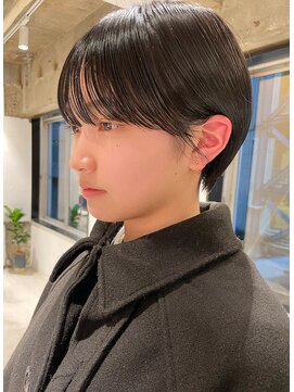 ヨーク(YOKE) ショートヘアベリーショートくびれ丸みボブ黒髪グレージュ暗髪