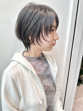 ステア ケース(stair case) 大人かわいい外ハネショートウルフ耳かけ