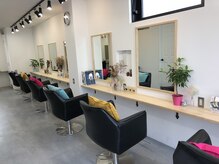 オーストヘアーモニカ 梅田茶屋町2号店(Aust hair Monica)の雰囲気（明るくゆったりとした店内☆小物やお手洗いまでにもこだわりを♪）