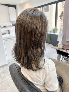 ファブ 銀座(fav) アッシュベースの艶髪ベージュカラー