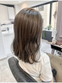 アッシュベースの艶髪ベージュカラー