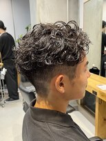 エリマ 調布(elima)&nbsp;メンズ刈り上げアップバングショートカットスパイラルパーマ30代