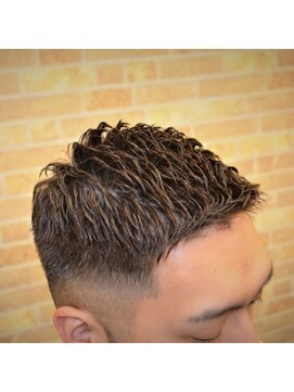 バーニーズ バーバークラブ(BARNEYS BARBER CLUB) 緩パンフェードスタイル