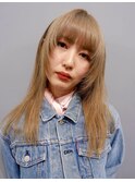 顔周りのデザインが効いたロングレイヤー×くすみベージュ