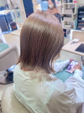 エレノア 梅田 大阪駅前第4ビル店(Eleanor) 【菜菜】 外ハネ × 切りっぱなしボブ