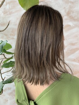 アリスバイヘアーモア(ALICE by Hair More) ハイライトを入れたアッシュ系カラー