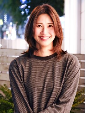 乾かすだけで決まるミディアムレイヤースタイル