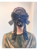 リボンのアクセサリーで創る大人の編みおろしヘア