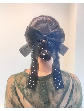 リボンのアクセサリーで創る大人の編みおろしヘア
