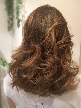 DAMANI 表参道 髪質改善/ヘッドスパ/ハイライト/白髪染め/白髪ぼかし/縮毛矯正 似合わせカット/ミディアムレイヤーカット[表参道駅]