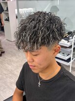 ルースト 心斎橋店(ROOST)&nbsp;刈り上げセンターパート/波巻きツイストスパイラル/大阪