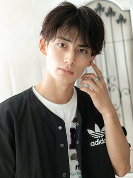 理容ハンサム 戸田公園店 軽やかさとラフな質感が魅力な束感刈り上げショートA