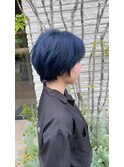 収まるすっきりレイヤーショート×派手髪ディープブルー