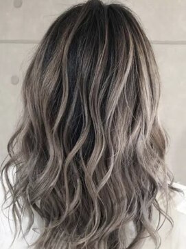 アールシリウス(R,SIRIUS) シルバーカラーのバレイヤージュカラー