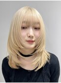 ミルクティーベージュ顔周りレイヤーカット韓国風ヘアハイトーン