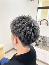 デザイニングヘアードゥ(designing hair Deux) メンズツーブロック刈り上げショートホワイトメッシュハイライト