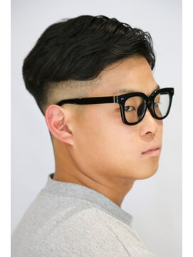 カーウォッシュバーバー(CARWASH BARBER) アップバングサイドパートビジカジフェードバーバースタイル