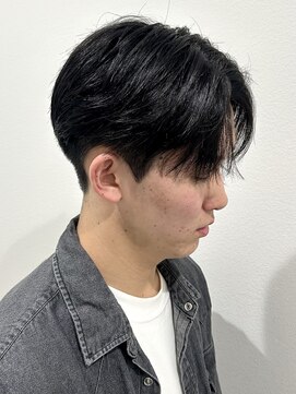 ヒュイル バイ ニアウ(Hwyl by Niau) センターパートコンマバングストレート刈り上げメンズカット