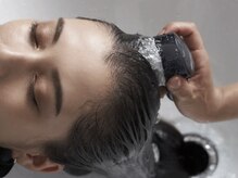髪質改善カラー【1】シャンプー台でしっかり予洗い♪髪って、しっかり濡らすと、良いことばかり！