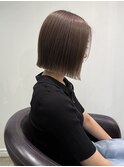 切りっぱなしボブ×くすみグレージュ