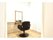 カーテンを閉めることで周りの目が気にならない個室にも！