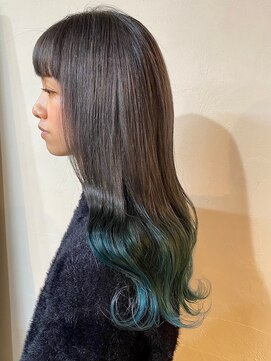 コニーズヘアサロン(Connie's Hair Salon) 静かなグレーの毛先に宿るエメラルドの煌めき