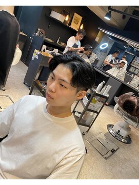 フランクスバーバー アンド ビアークラブ(FRANK'S BARBER and BEER CLUB) フェードカットセンターパート