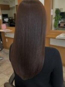 髪のクセ等のお悩みを丁寧にカウンセリングし、一人ひとりに似合う違和感のない仕上がりを！