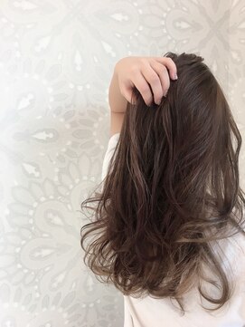 エメラ ヘア ドレッシー(EMERA hair Dressy) スモークココアなロングレイヤーでベールを纏う…