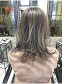 遊びのあるミディアムヘア