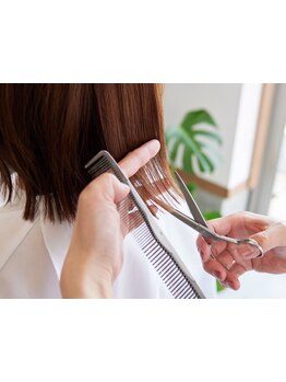 お客さまそれぞれの髪質や骨格、クセを見極めて、再現性の高いショートスタイルをご提案。[ショートカット]