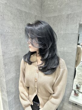 アンダーバーホワイト(_WHITE) ワンカールレイヤー 暗め艶カラーアッシュグレー顔まわりカット