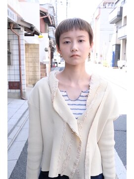 マレ(MARAIS) ハイトーンのショートスタイル